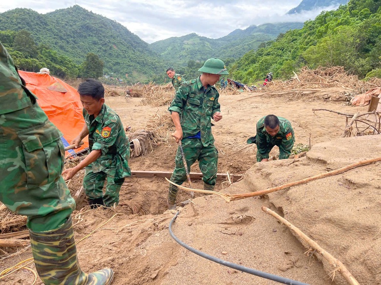 Ấm t&igrave;nh qu&acirc;n d&acirc;n Nghệ An những ng&agrave;y "s&aacute;ng chắn b&atilde;o gi&ocirc;ng, chiều ngăn nắng lửa"- Ảnh 12.
