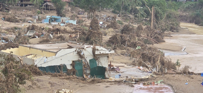 Ấm t&igrave;nh qu&acirc;n d&acirc;n Nghệ An những ng&agrave;y "s&aacute;ng chắn b&atilde;o gi&ocirc;ng, chiều ngăn nắng lửa"- Ảnh 2.