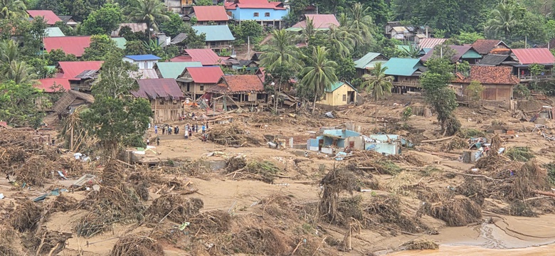 Ấm t&igrave;nh qu&acirc;n d&acirc;n Nghệ An những ng&agrave;y "s&aacute;ng chắn b&atilde;o gi&ocirc;ng, chiều ngăn nắng lửa"- Ảnh 1.