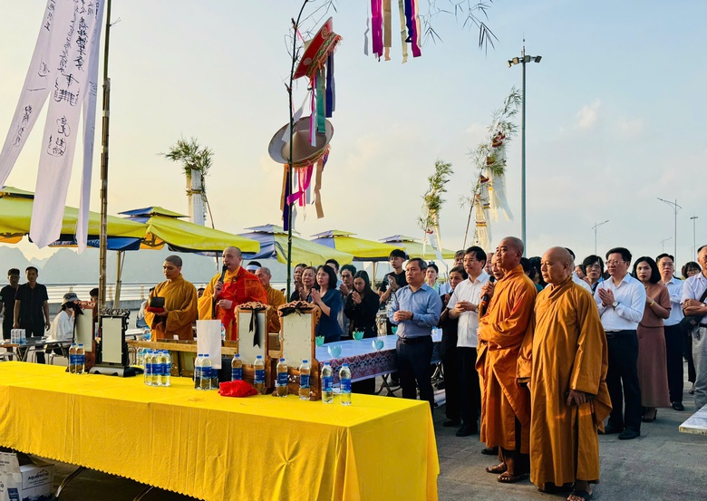 Quảng Ninh l&agrave;m lễ cầu si&ecirc;u tưởng niệm nạn nh&acirc;n vụ lật t&agrave;u Vịnh Xanh 58- Ảnh 1.