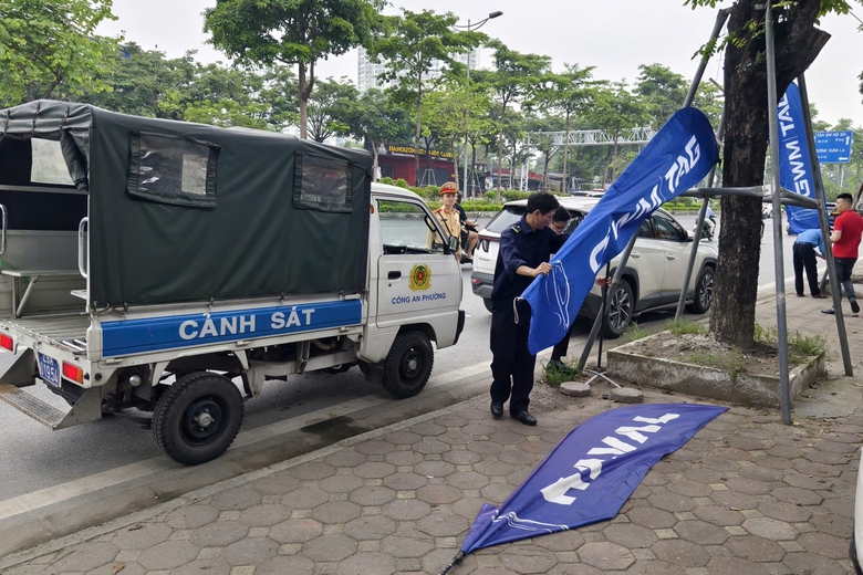 Bị phạt v&igrave; dừng, đỗ sai tr&ecirc;n đường ph&acirc;n l&agrave;n cứng, t&agrave;i xế n&oacute;i "kh&ocirc;ng thấy biển cấm"- Ảnh 9.