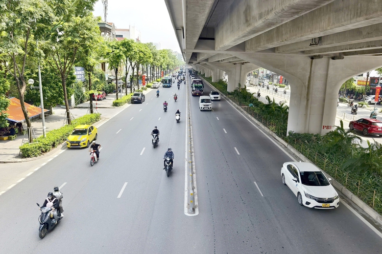 Bị phạt v&igrave; dừng, đỗ sai tr&ecirc;n đường ph&acirc;n l&agrave;n cứng, t&agrave;i xế n&oacute;i "kh&ocirc;ng thấy biển cấm"- Ảnh 10.