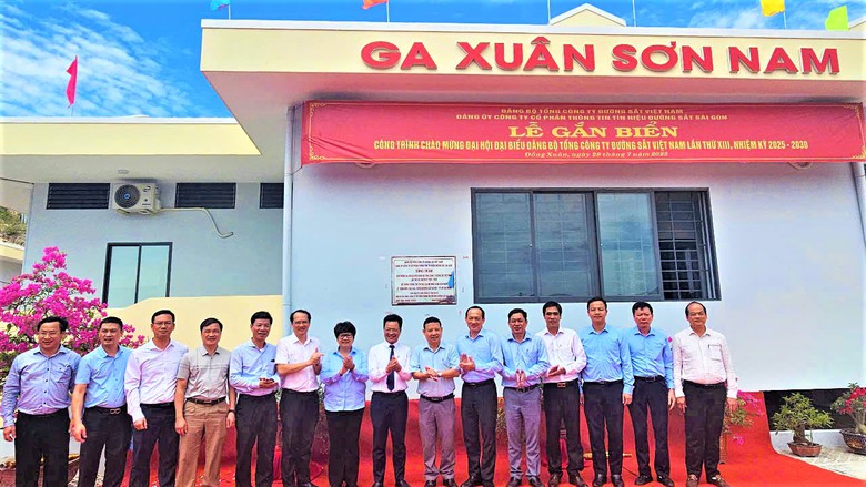 Gắn biển c&ocirc;ng tr&igrave;nh mừng Đại hội Đảng bộ Tổng c&ocirc;ng ty Đường sắt Việt Nam- Ảnh 2.