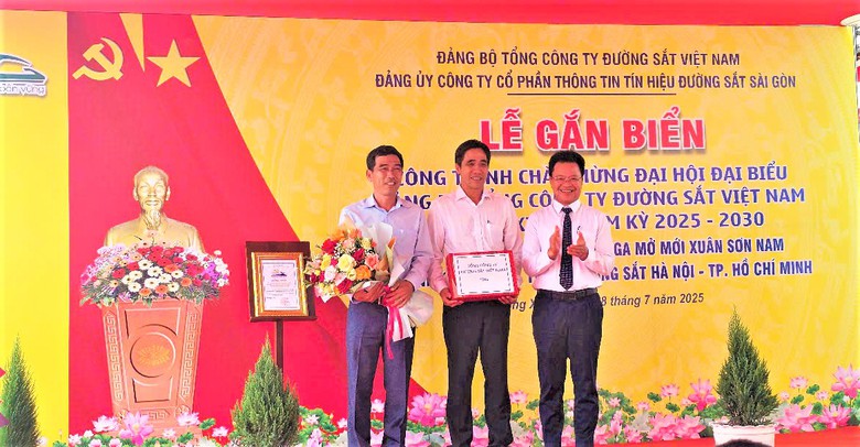 Gắn biển c&ocirc;ng tr&igrave;nh mừng Đại hội Đảng bộ Tổng c&ocirc;ng ty Đường sắt Việt Nam- Ảnh 1.
