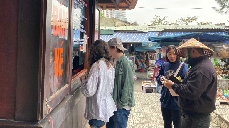 Đà Nẵng kiên quyết xử lý người bán hàng rong đeo bám, chèo kéo du khách- Ảnh 1. Đà Nẵng kiên quyết xử lý người bán hàng rong đeo bám, chèo kéo du khách- Ảnh 1.