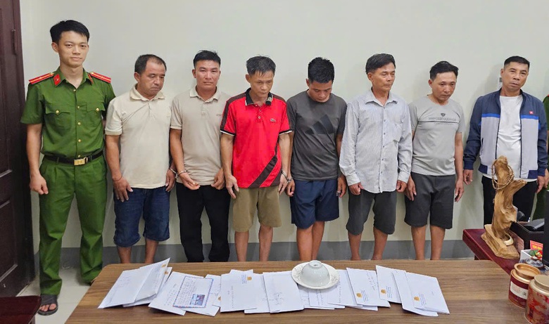 Nghệ An: Bắt giữ ổ nh&oacute;m đ&aacute;nh bạc giữa l&ograve;ng s&ocirc;ng Lam- Ảnh 1.