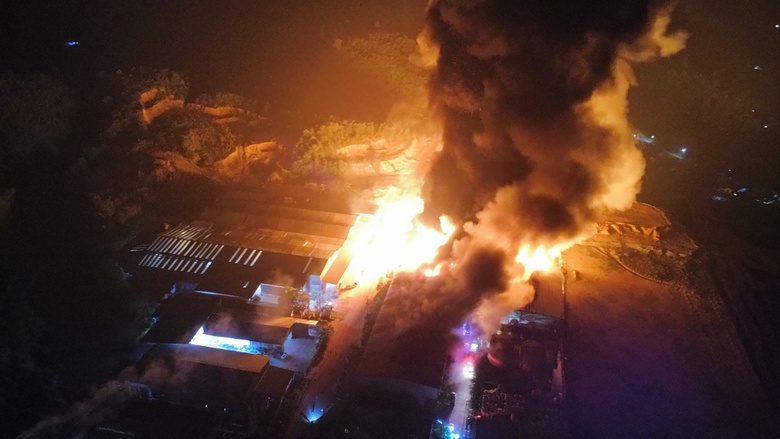 L&agrave;o Cai: Ch&aacute;y lớn k&egrave;m nhiều tiếng nổ tại khu nh&agrave; xưởng ở cụm c&ocirc;ng nghiệp &Acirc;u L&acirc;u- Ảnh 1.