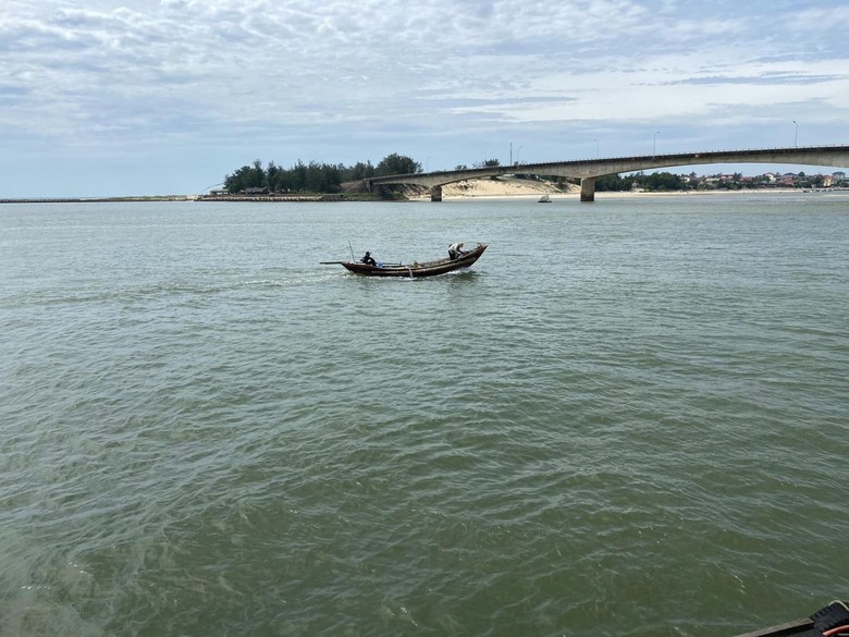 Hạn chế giao thông đường thuỷ phục vụ thi công cầu Cửa Tùng từ ngày 30/7- Ảnh 1. Hạn chế giao thông đường thuỷ phục vụ thi công cầu Cửa Tùng từ ngày 30/7- Ảnh 1.