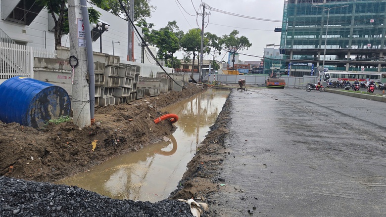 Người dân bức xúc vì tuyến đường hơn 500m nội ô Cần Thơ thi công ì ạch- Ảnh 2.