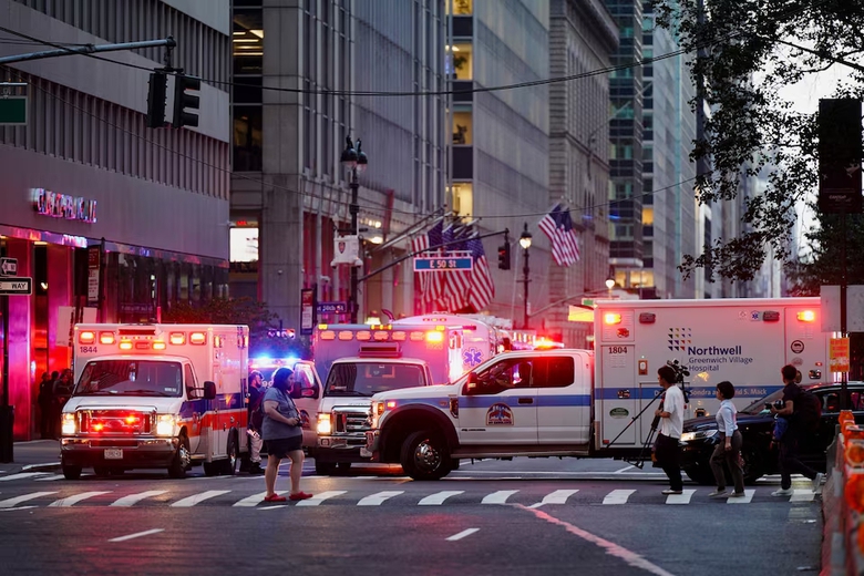 Xả s&uacute;ng tại t&ograve;a nh&agrave; chọc trời ở Manhattan, New York khiến 4 người thiệt mạng- Ảnh 1.