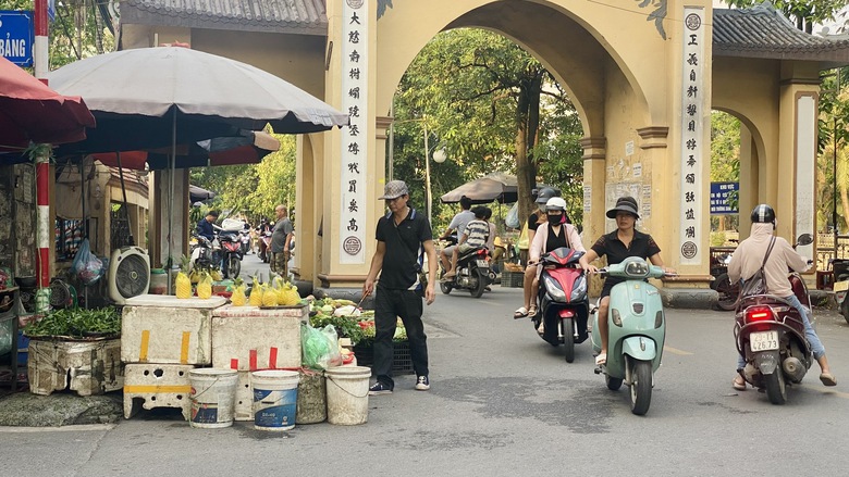 Bao giờ dẹp được chợ cóc, chợ tạm trên địa bàn Hà Nội?- Ảnh 3. Bao giờ dẹp được chợ cóc, chợ tạm trên địa bàn Hà Nội?- Ảnh 3.