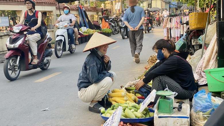 Bao giờ dẹp được chợ cóc, chợ tạm trên địa bàn Hà Nội?- Ảnh 8. Bao giờ dẹp được chợ cóc, chợ tạm trên địa bàn Hà Nội?- Ảnh 8.