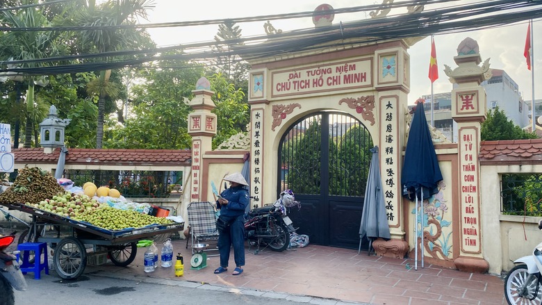 Bao giờ dẹp được chợ cóc, chợ tạm trên địa bàn Hà Nội?- Ảnh 4. Bao giờ dẹp được chợ cóc, chợ tạm trên địa bàn Hà Nội?- Ảnh 4.