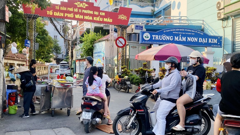 Bao giờ dẹp được chợ cóc, chợ tạm trên địa bàn Hà Nội?- Ảnh 5. Bao giờ dẹp được chợ cóc, chợ tạm trên địa bàn Hà Nội?- Ảnh 5.