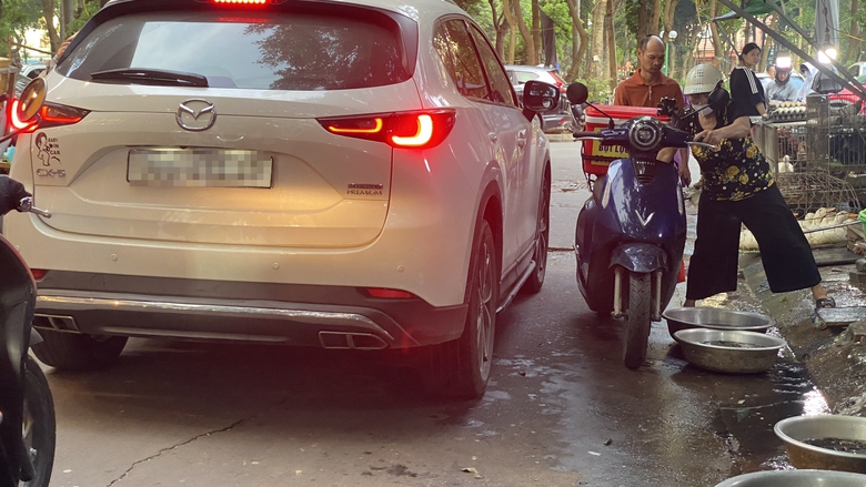 Bao giờ dẹp được chợ cóc, chợ tạm trên địa bàn Hà Nội?- Ảnh 9. Bao giờ dẹp được chợ cóc, chợ tạm trên địa bàn Hà Nội?- Ảnh 9.