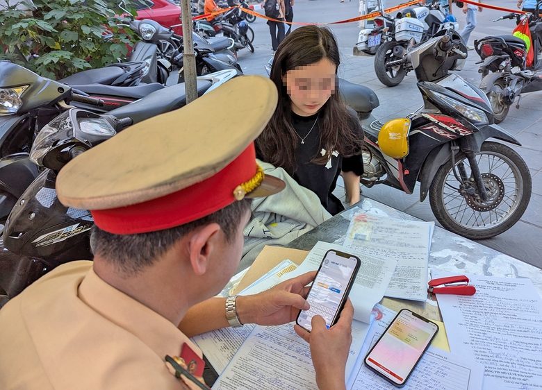 Khi người dân ra đường không cần mang theo ví giấy tờ- Ảnh 1. Khi người dân ra đường không cần mang theo ví giấy tờ- Ảnh 1.