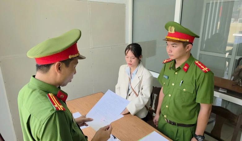 Nh&acirc;n vi&ecirc;n ng&acirc;n h&agrave;ng l&ecirc;n mạng đặt l&agrave;m sổ đỏ giả, lập hồ sơ vay vốn chiếm đoạt 1,7 tỷ đồng- Ảnh 1.