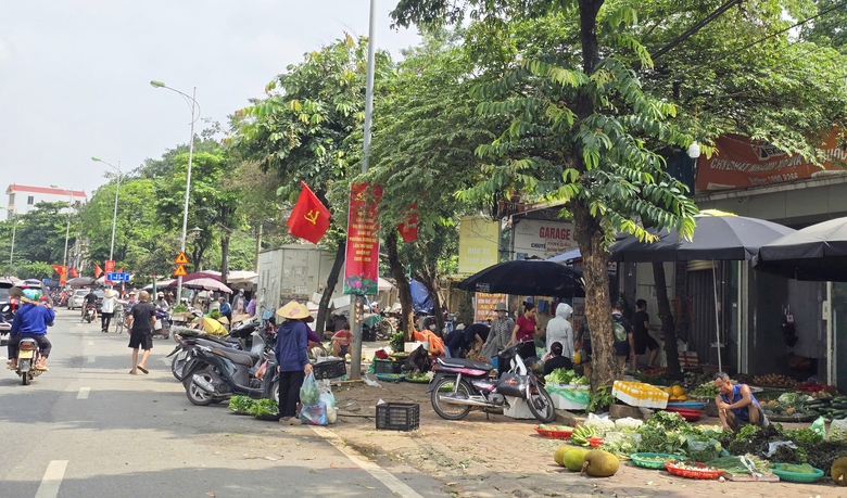 Bao giờ dẹp được chợ cóc, chợ tạm trên địa bàn Hà Nội?- Ảnh 14. Bao giờ dẹp được chợ cóc, chợ tạm trên địa bàn Hà Nội?- Ảnh 14.