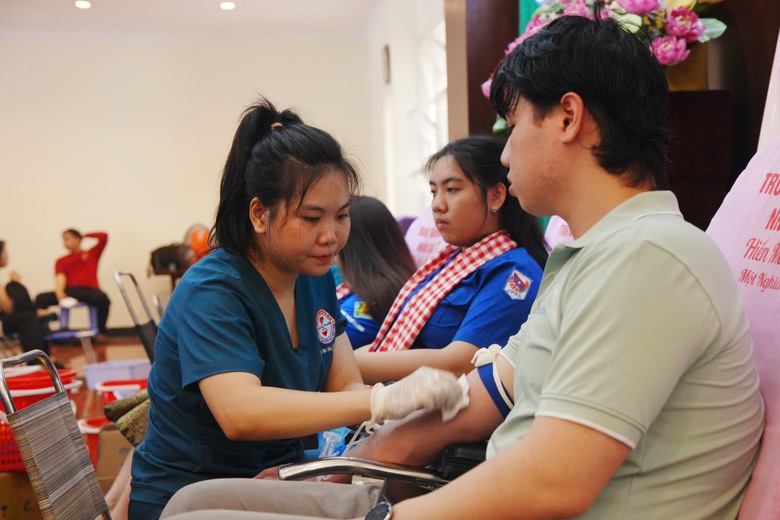 Cảnh b&aacute;o thủ đoạn giả mạo c&aacute;n bộ y tế lừa đảo người hiến m&aacute;u tại TP.HCM- Ảnh 1.