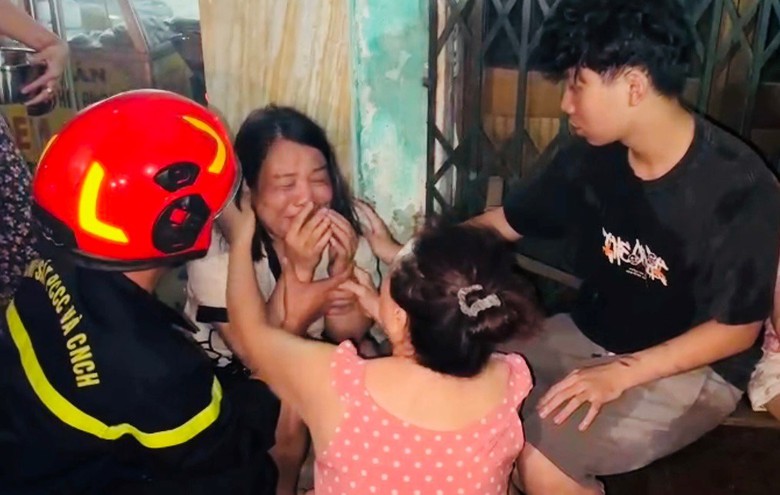 Hải Ph&ograve;ng: Giải cứu 5 người mắc kẹt trong ng&ocirc;i nh&agrave; ch&aacute;y l&uacute;c rạng s&aacute;ng- Ảnh 2.