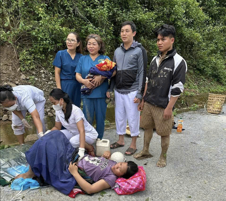 Sạt lở c&ocirc; lập bản v&ugrave;ng cao, sản phụ "vượt cạn" sinh con tr&ecirc;n đường- Ảnh 2.