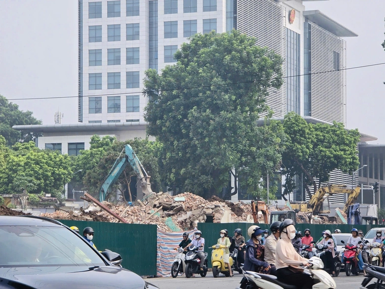 H&agrave; Nội ph&aacute; dỡ nh&agrave; 61 Trần Ph&uacute;, chạy đua tiến độ mở rộng trục H&ugrave;ng Vương phục vụ đại lễ 2/9- Ảnh 4.