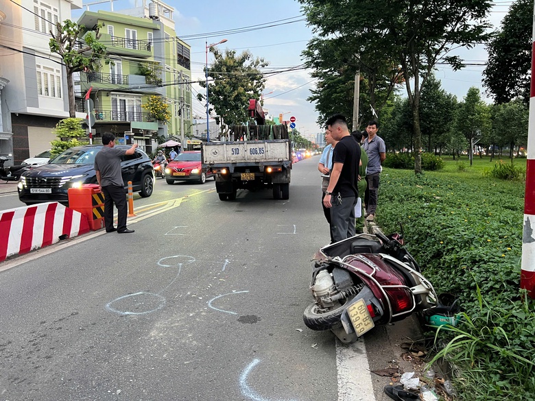 Xe máy tông đuôi xe tải đang lùi, người đàn ông tử vong- Ảnh 1. Xe máy tông đuôi xe tải đang lùi, người đàn ông tử vong- Ảnh 1.