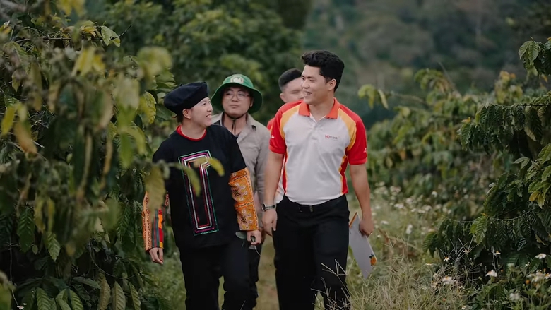 B&aacute;o c&aacute;o ph&aacute;t triển bền vững HDBank 2024: "Vươn xa kỷ nguy&ecirc;n số - Lan tỏa gi&aacute; trị xanh"- Ảnh 2.