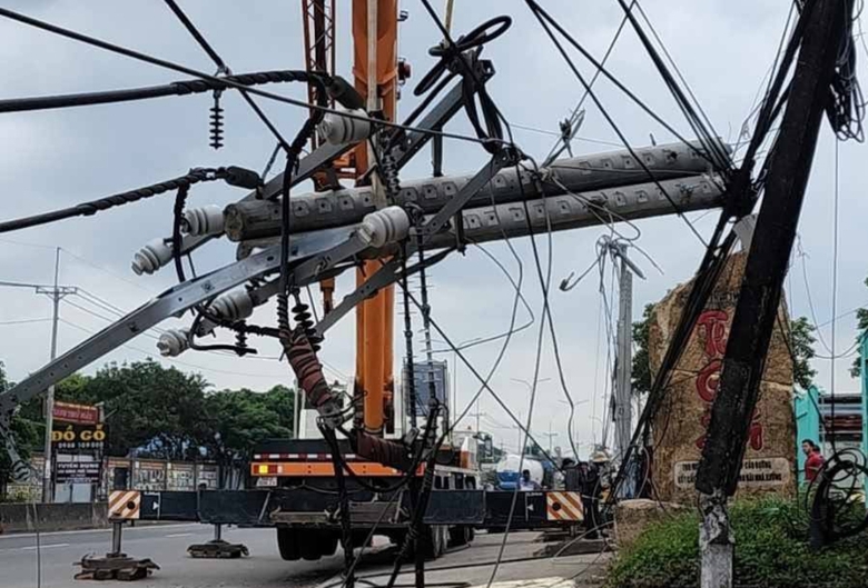 Cần cẩu sập đ&egrave; g&atilde;y 4 trụ điện trung thế, hơn 2.400 hộ d&acirc;n mất điện- Ảnh 2.