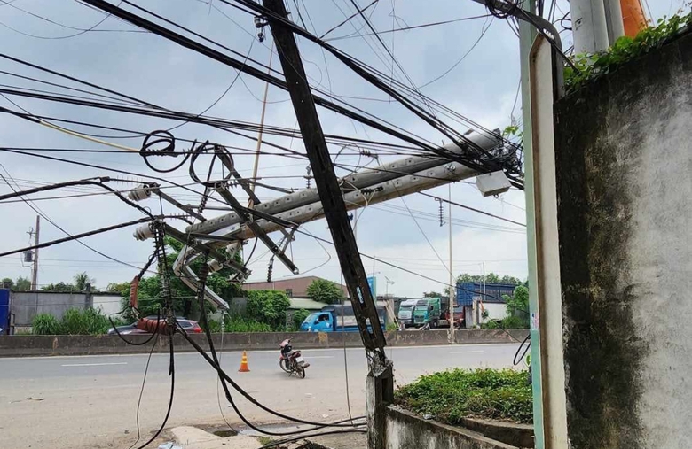 Cần cẩu sập đ&egrave; g&atilde;y 4 trụ điện trung thế, hơn 2.400 hộ d&acirc;n mất điện- Ảnh 3.