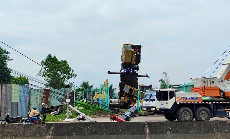 Cần cẩu sập đ&egrave; g&atilde;y 4 trụ điện trung thế, hơn 2.400 hộ d&acirc;n mất điện- Ảnh 1.