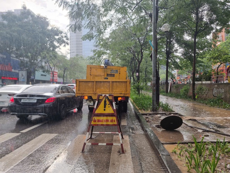 H&agrave; Nội mưa lớn, nguy cơ ngập &uacute;ng tại nhiều điểm- Ảnh 1.