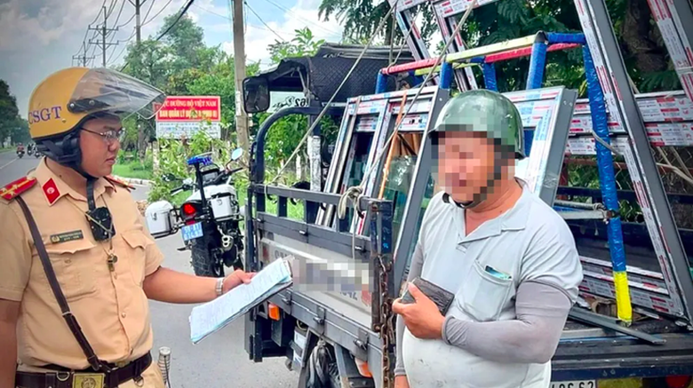 CSGT TP.HCM tăng cường xử l&yacute; phương tiện chở h&agrave;ng cồng kềnh, qu&aacute; khổ tr&ecirc;n đường- Ảnh 1.
