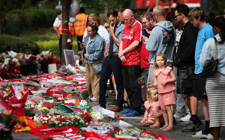 H&agrave;ng ngh&igrave;n người h&acirc;m mộ Liverpool đến Anfield tiễn biệt Diogo Jota- Ảnh 1.