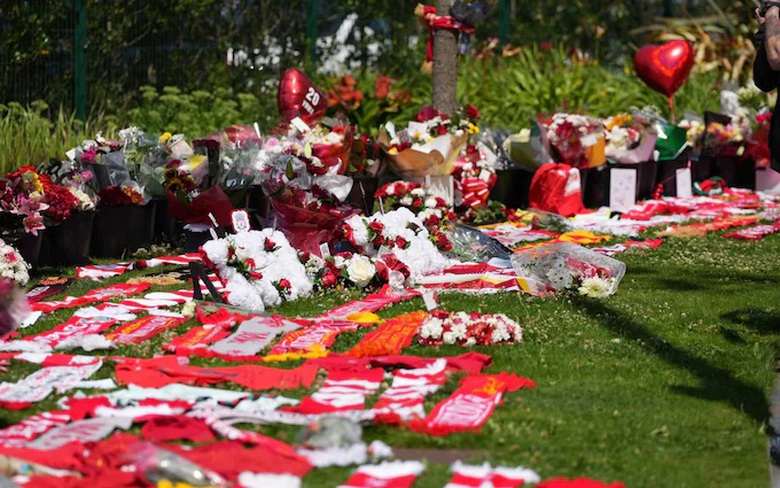 H&agrave;ng ngh&igrave;n người h&acirc;m mộ Liverpool đến Anfield tiễn biệt Diogo Jota- Ảnh 2.