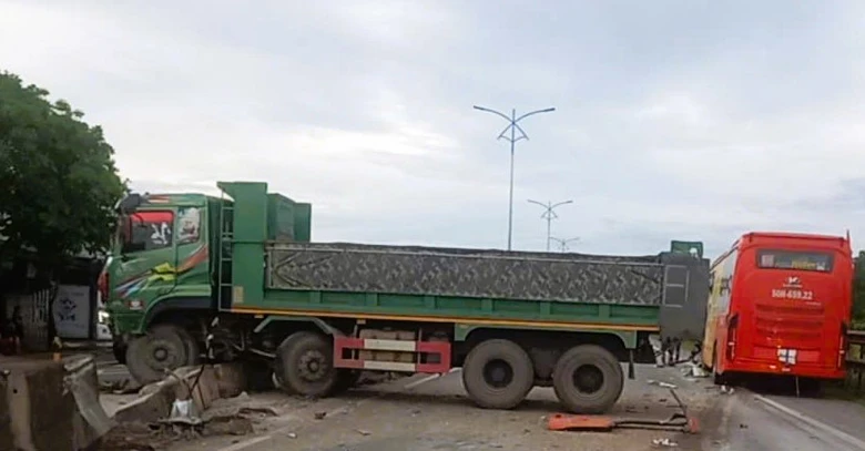 Xe giường nằm va chạm &ocirc; t&ocirc; đầu k&eacute;o tr&ecirc;n quốc lộ 1 qua Quảng Trị, 2 người bị thương- Ảnh 2.