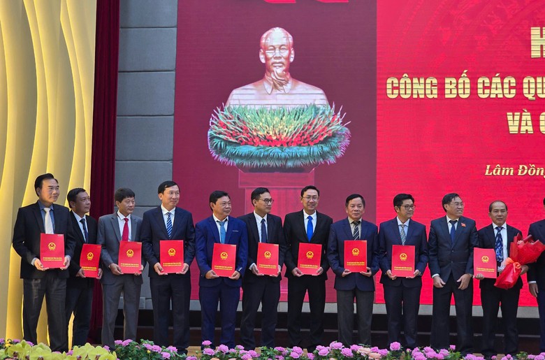 Công bố danh sách cán bộ chủ chốt Tỉnh ủy, UBND tỉnh Lâm Đồng- Ảnh 2. Công bố danh sách cán bộ chủ chốt Tỉnh ủy, UBND tỉnh Lâm Đồng- Ảnh 2.