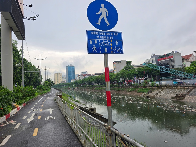 H&agrave; Nội: R&aacute;c ngập ngụa mặt s&ocirc;ng T&ocirc; Lịch sau trận mưa lớn- Ảnh 7.