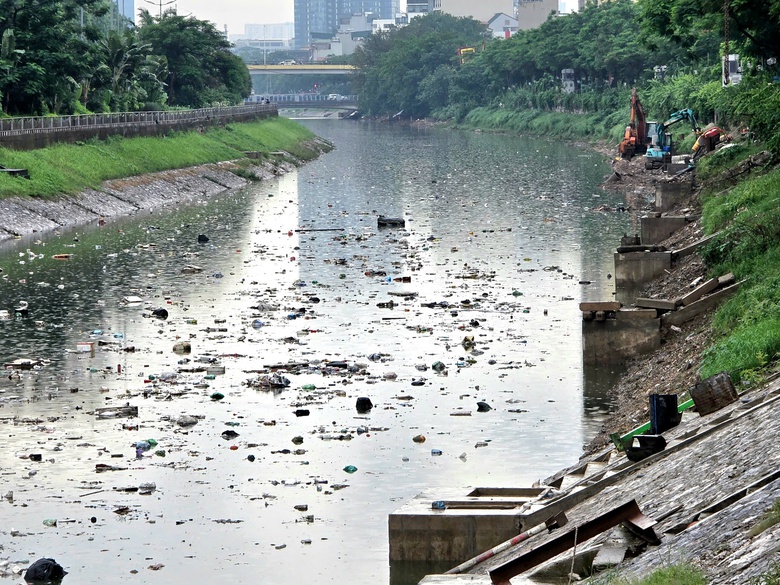 H&agrave; Nội: R&aacute;c ngập ngụa mặt s&ocirc;ng T&ocirc; Lịch sau trận mưa lớn- Ảnh 6.