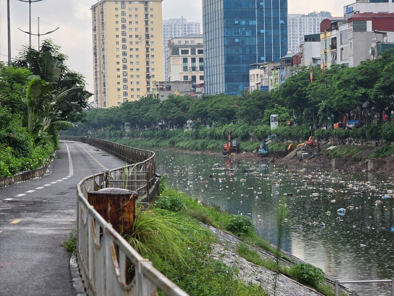 H&agrave; Nội: R&aacute;c ngập ngụa mặt s&ocirc;ng T&ocirc; Lịch sau trận mưa lớn- Ảnh 5.