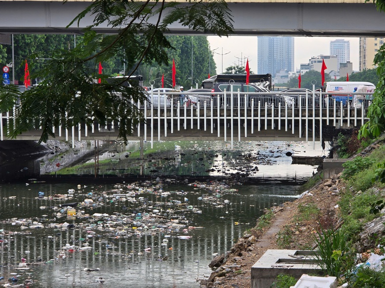 H&agrave; Nội: R&aacute;c ngập ngụa mặt s&ocirc;ng T&ocirc; Lịch sau trận mưa lớn- Ảnh 2.