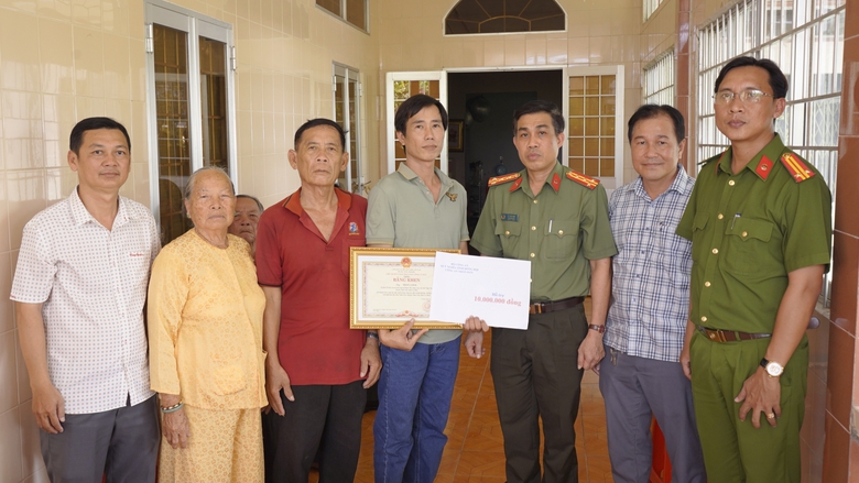 C&agrave; Mau: Tặng bằng khen cho Tổ ph&oacute; tổ an ninh bị thương khi l&agrave;m nhiệm vụ- Ảnh 1.