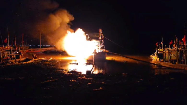 Tàu cá bất ngờ bốc cháy lúc nửa đêm- Ảnh 1. Tàu cá bất ngờ bốc cháy lúc nửa đêm- Ảnh 1.