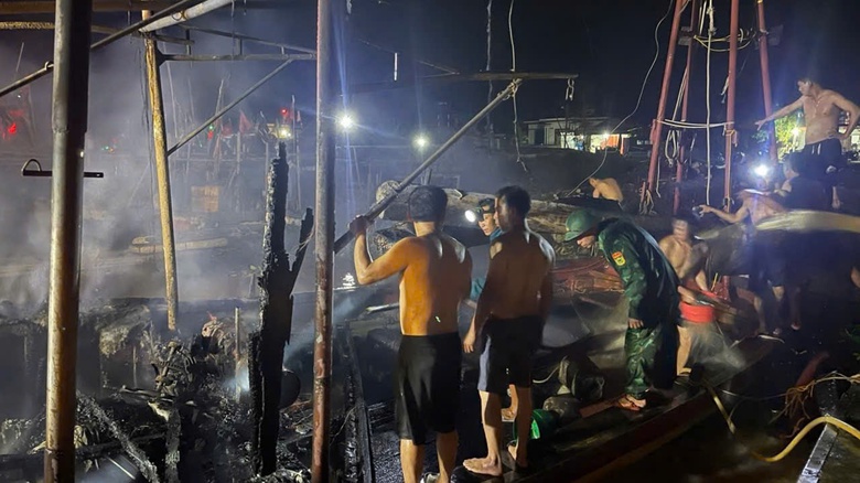 Tàu cá bất ngờ bốc cháy lúc nửa đêm- Ảnh 2. Tàu cá bất ngờ bốc cháy lúc nửa đêm- Ảnh 2.
