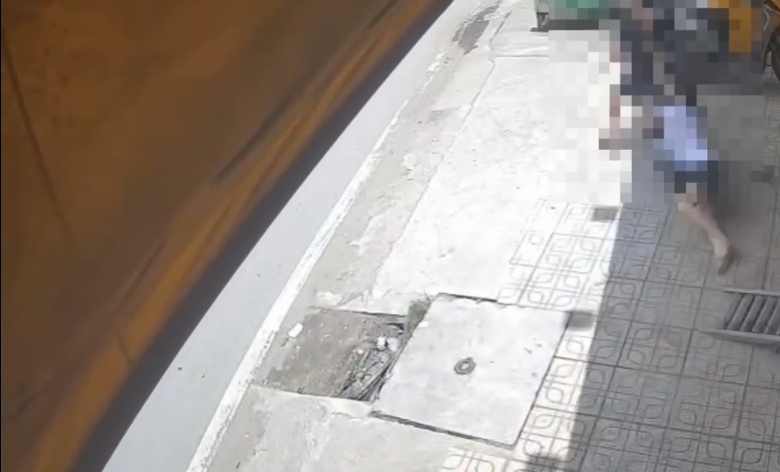 Giả mua v&agrave;ng rồi cướp nhẫn, k&eacute;o ng&atilde; nữ nh&acirc;n vi&ecirc;n tiệm v&agrave;ng- Ảnh 1.