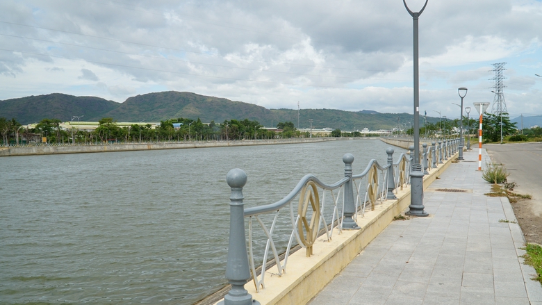 Gia Lai: C&ocirc;ng tr&igrave;nh ti&ecirc;u tho&aacute;t lũ vừa kh&aacute;nh th&agrave;nh đ&atilde; lộ nhiều vết nứt- Ảnh 10.