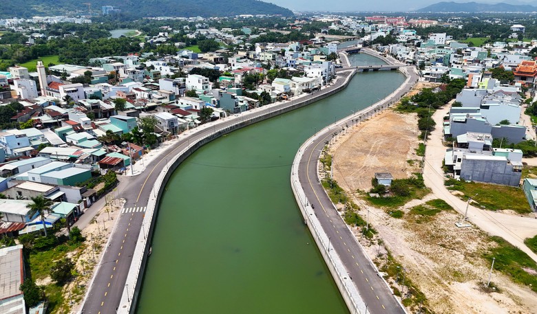 Gia Lai: C&ocirc;ng tr&igrave;nh ti&ecirc;u tho&aacute;t lũ vừa kh&aacute;nh th&agrave;nh đ&atilde; lộ nhiều vết nứt- Ảnh 1.