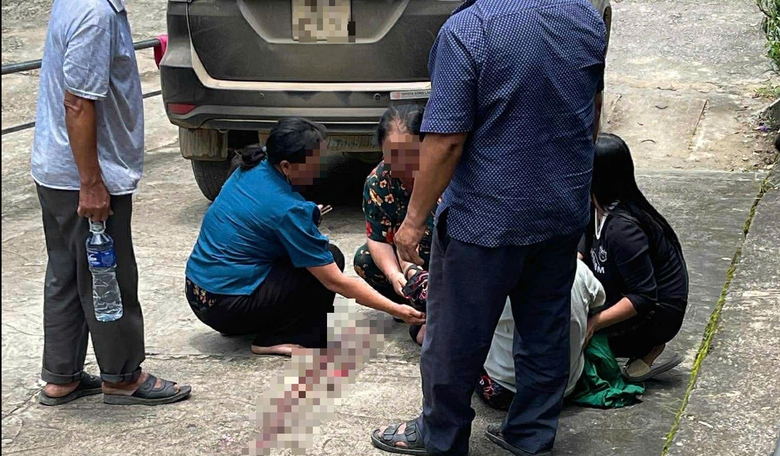 Bị &ocirc; t&ocirc; xuống dốc sảnh trung t&acirc;m y tế t&ocirc;ng tr&uacute;ng, bệnh nhi 2 tuổi tử vong thương t&acirc;m- Ảnh 1.