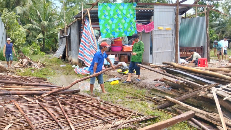 D&ocirc;ng lốc l&agrave;m sập, tốc m&aacute;i 20 căn nh&agrave; ở C&agrave; Mau- Ảnh 1.