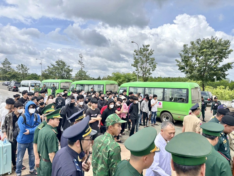 Đưa về nước 85 người Việt Nam bị l&ocirc;i k&eacute;o sang Campuchia l&agrave;m &ldquo;việc nhẹ lương cao&rdquo;- Ảnh 1.